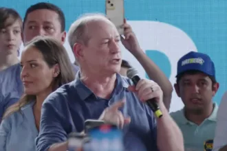 ciro-gomes-confunde-gesto-com-simbolo-do-cv-e-pede-prisao-de-apoiador.-veja-video