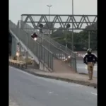 motociclista-e-flagrado-trafegando-em-passarela-da-br-153,-em-goiania