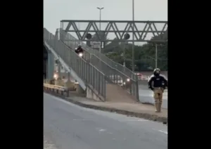 motociclista-e-flagrado-trafegando-em-passarela-da-br-153,-em-goiania