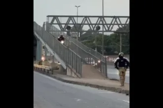 motociclista-e-flagrado-trafegando-em-passarela-da-br-153,-em-goiania