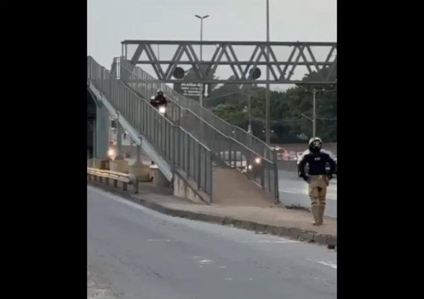 motociclista-e-flagrado-trafegando-em-passarela-da-br-153,-em-goiania