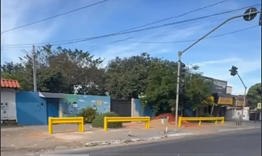 cmei-ganha-barreiras-de-protecao-apos-porsche-destruir-muro-no-jardim-america-em-goiania
