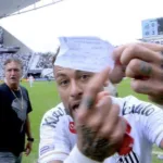 erro-do-arbitro-faz-neymar-ser-substituido-por-engano-em-santos-x-coritiba-–-cnn-brasil