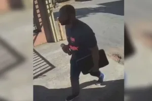 video-mostra-suspeito-de-matar-estudante-de-veterinaria-deixando-apartamento-com-notebook-da-vitima