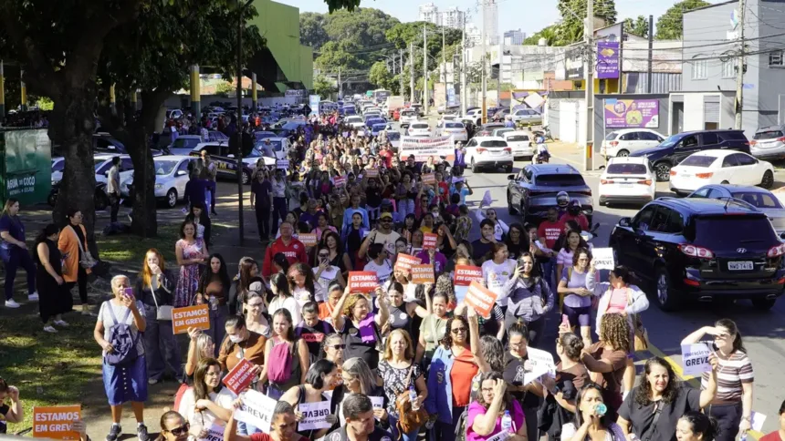 trabalhadores-da-educacao-de-goiania-fazem-nova-assembleia-para-definir-se-greve-continua