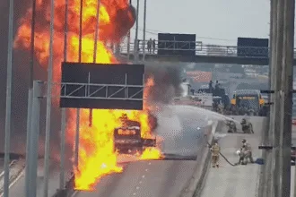 video:-incendio-em-caminhao-tanque-bloqueia-avenida-brasil,-no-rio-–-cnn-brasil