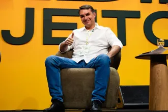 flavio-bolsonaro-pede-que-tse-suspenda-divulgacao-de-pesquisa-ruim-para-ele