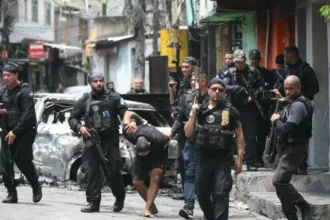 tres-em-cada-quatro-moradores-de-grandes-favelas-do-rio-rejeitam-operacoes-policiais,-diz-pesquisa
