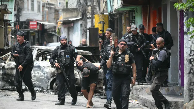 tres-em-cada-quatro-moradores-de-grandes-favelas-do-rio-rejeitam-operacoes-policiais,-diz-pesquisa