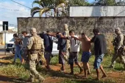 oito-sao-presos-e-ponto-de-drogas-que-cobrava-‘taxa’-de-usuarios-e-destruido-em-goiania