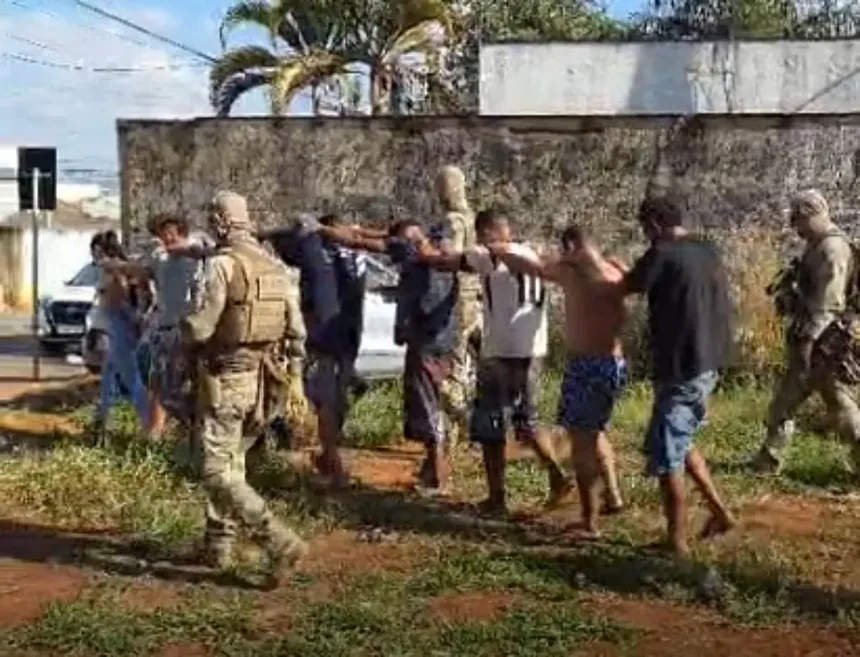 oito-sao-presos-e-ponto-de-drogas-que-cobrava-‘taxa’-de-usuarios-e-destruido-em-goiania