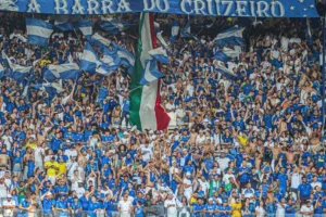 torcedor-brasileiro-e-preso-por-rasgar-dinheiro-em-estadio-da-argentina