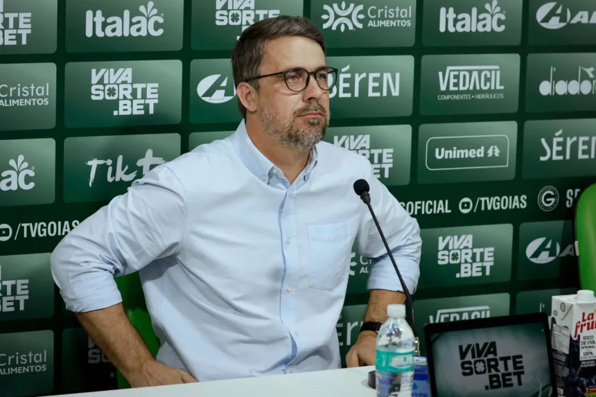 diretor-michel-alves-confirma-atrasos-de-salarios-no-goias:-“resolver-o-quanto-antes”