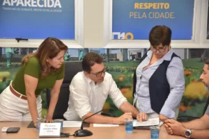 vilela-destrava-progressoes-e-beneficia-mais-de-3,3-mil-servidores-da-educacao-em-aparecida