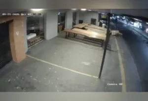 homens-tentam-furtar-mesa-de-300-kg-em-loja-de-moveis-rusticos-em-goiania;-video