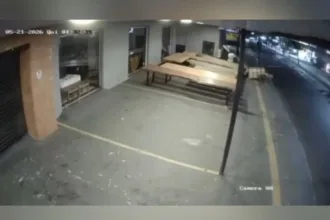 homens-tentam-furtar-mesa-de-300-kg-em-loja-de-moveis-rusticos-em-goiania;-video