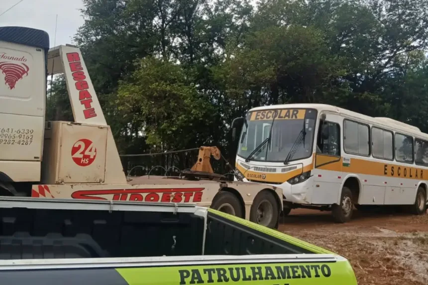 onibus-escolar-em-mas-condicoes-e-apreendido-apos-denuncia-de-pais-em-rio-verde