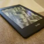 ‘e-uma-completa-traicao’:-amazon-encerra-suporte-a-kindles-antigos-e-revolta-usuarios-fieis