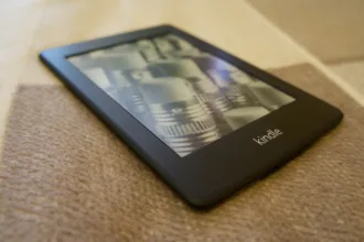 ‘e-uma-completa-traicao’:-amazon-encerra-suporte-a-kindles-antigos-e-revolta-usuarios-fieis