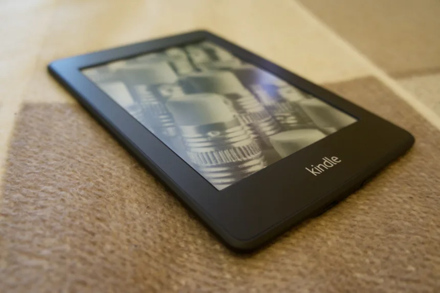 ‘e-uma-completa-traicao’:-amazon-encerra-suporte-a-kindles-antigos-e-revolta-usuarios-fieis