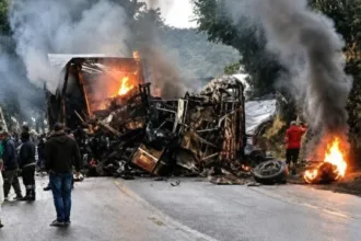 acidente-entre-onibus-e-caminhao-deixa-ao-menos-oito-mortos-em-mg