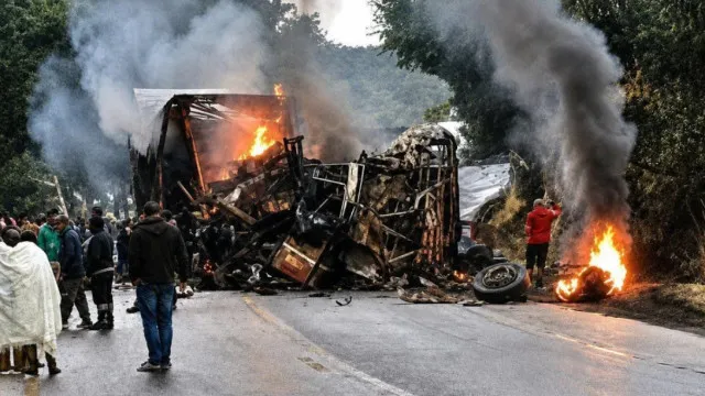 acidente-entre-onibus-e-caminhao-deixa-ao-menos-oito-mortos-em-mg