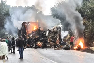 mg:-acidente-entre-carreta-e-onibus-deixa-ao-menos-8-mortos-na-br-251