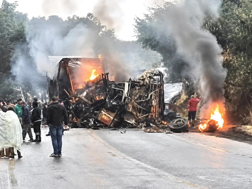 mg:-acidente-entre-carreta-e-onibus-deixa-ao-menos-8-mortos-na-br-251