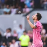 messi-sai-de-campo-com-dores-e-deve-passar-por-exames-nesta-segunda-feira-(25),-diz-jornal