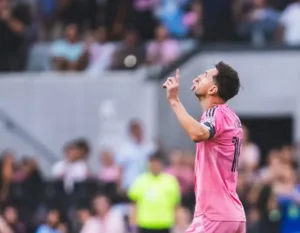 messi-sai-de-campo-com-dores-e-deve-passar-por-exames-nesta-segunda-feira-(25),-diz-jornal