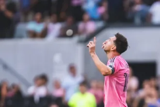 messi-sai-de-campo-com-dores-e-deve-passar-por-exames-nesta-segunda-feira-(25),-diz-jornal
