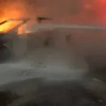 homem-bate-porsche-em-grade,-carro-pega-fogo-e-motorista-desaparece