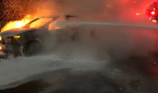 homem-bate-porsche-em-grade,-carro-pega-fogo-e-motorista-desaparece
