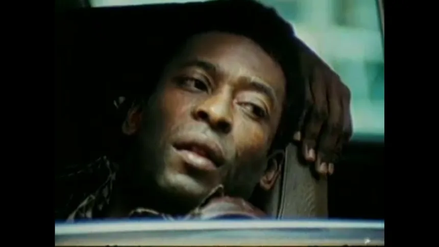 e-#fake-video-de-pele-fazendo-‘profecia’-sobre-hexa-para-o-brasil-e-taca-erguida-por-jogador-do-santos;-audio-foi-criado-com-ia