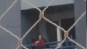 casal-transa-na-sacada-e-vizinhos-acionam-a-policia:-“entao-nao-olhem”