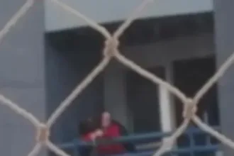 casal-transa-na-sacada-e-vizinhos-acionam-a-policia:-“entao-nao-olhem”