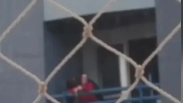 casal-transa-na-sacada-e-vizinhos-acionam-a-policia:-“entao-nao-olhem”