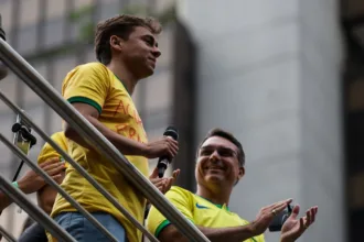 Senador Flávio Bolsonaro com Trump no Salão Oval da Casa Branca