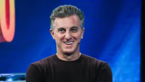 web-ataca-luciano-huck-apos-fala-sobre-bolsa-familia:-“usou-dinheiro-publico-em-jatinho”