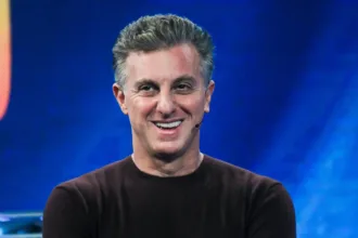 web-ataca-luciano-huck-apos-fala-sobre-bolsa-familia:-“usou-dinheiro-publico-em-jatinho”