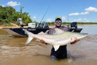 guia-de-pesca-fisga-piraiba-de-mais-de-2-metros-no-rio-araguaia