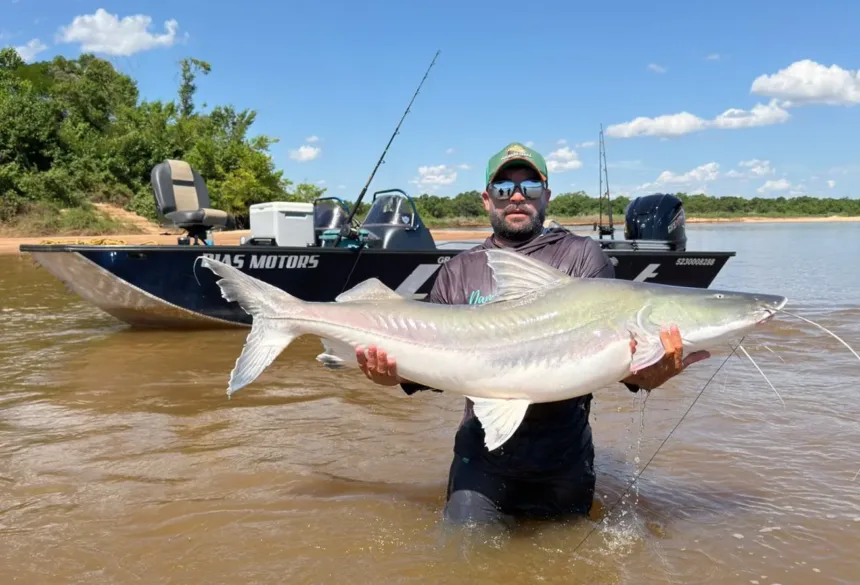 guia-de-pesca-fisga-piraiba-de-mais-de-2-metros-no-rio-araguaia
