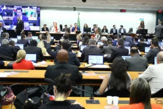 Deputados votam sobre o fim da escala 6x1