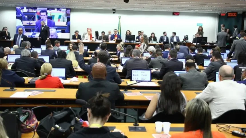 veja-como-votaram-os-deputados-da-comissao-especial-que-aprovou-o-fim-da-escala-6×1;-goiano-foi-favoravel