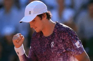 roland-garros:-joao-fonseca-arranca-virada-heroica,-bate-croata-e-enfrentara-djokovic-–-infomoney