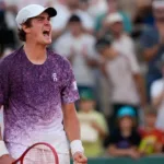 joao-fonseca-consegue-grande-virada,-vence-jogo-de-3h30-e-vai-enfrentar-djokovic-em-roland-garros