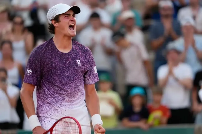 joao-fonseca-consegue-grande-virada,-vence-jogo-de-3h30-e-vai-enfrentar-djokovic-em-roland-garros