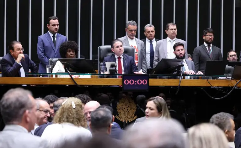 camara-aprova-fim-da-escala-6×1-e-estabelece-jornada-maxima-de-40-horas-semanais