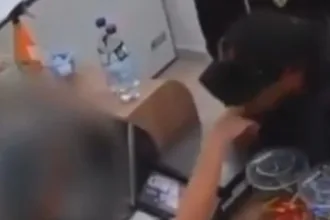 ladrao-beija-mao-de-atendente-apos-assaltar-sorveteria-em-goias;-video