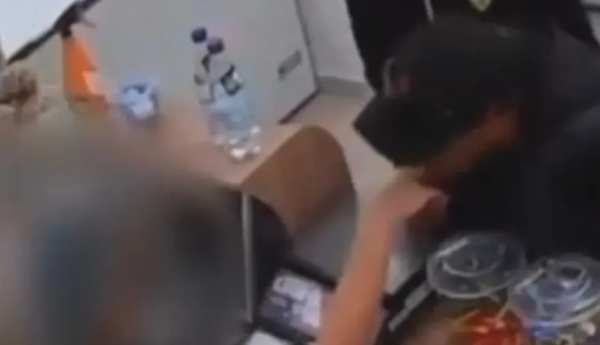 ladrao-beija-mao-de-atendente-apos-assaltar-sorveteria-em-goias;-video